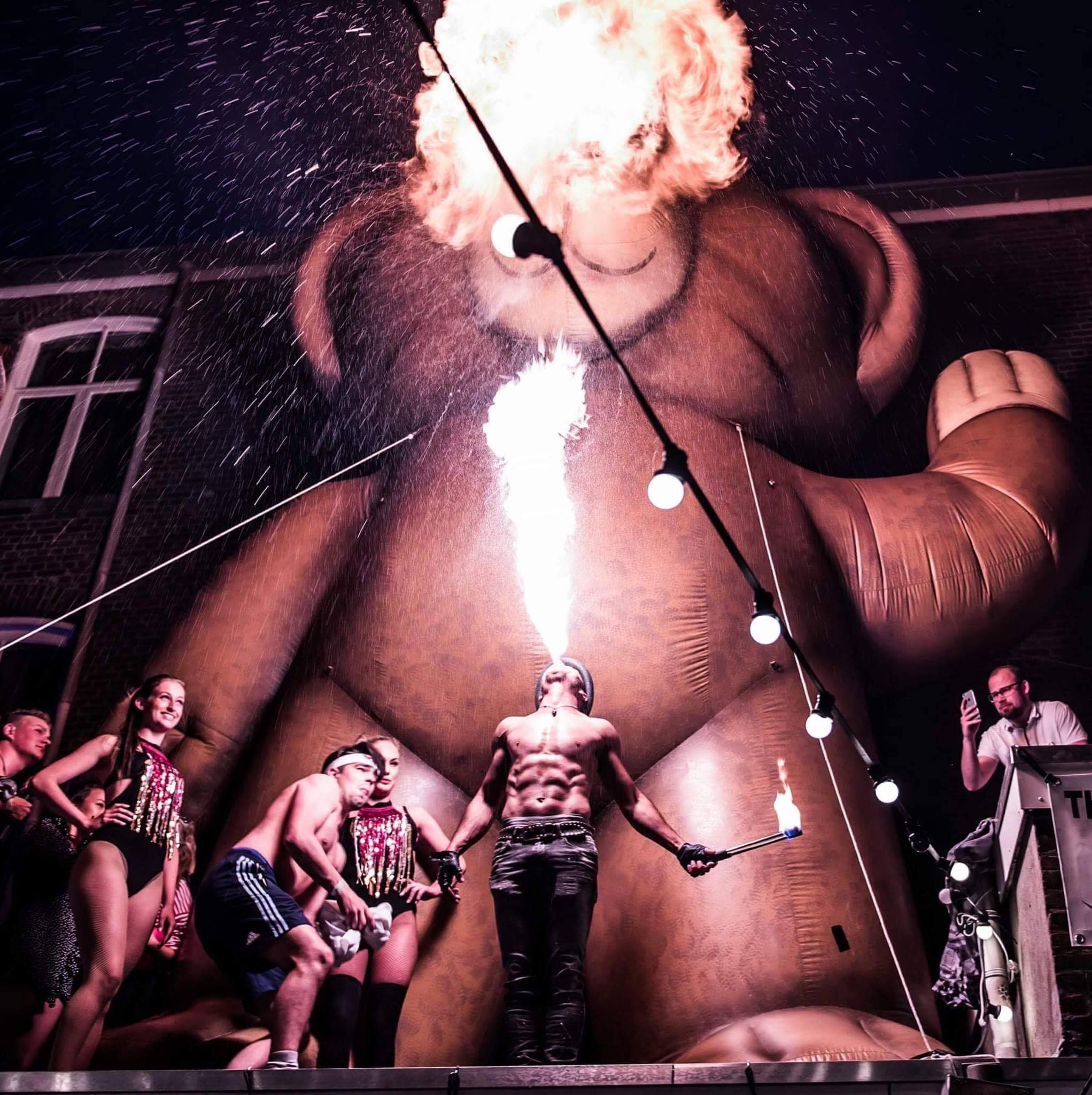 Vuurspuwer Nuno boeken voor een spectaculaire vuurshow in Leuven